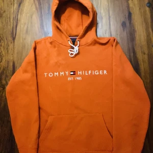 Tommy Hilfiger Hoodie - Säljer eftersom storleken inte passade, den är i nyskick, aldrig använd.  Nypris : 1 095kr  Hör gärna av dig vid intresse! 🌟