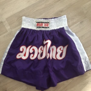Muay thai shorts - Hej, säljer nu dessa muay thai/thaiboxnings shortsen. De är knappast använda och därför i bra skick. Pris kan diskuteras vid snabb affär. Hör gärna av dig vid intresse!😁