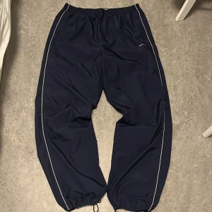 Trackpants - Börkblå trackpants från märket Soc. Jag är 183 och har storlek 31/32 på jeans för referens. 