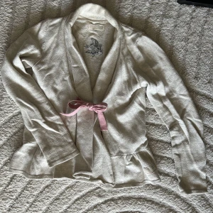 ODD MOLLY kofta  - En ljusbeige ODD MOLLY kofta med ljus rosa knyt i midjan Perfekt till sommarens kyliga kvällar. Den är som ny och kan strykas.   Storlek S 