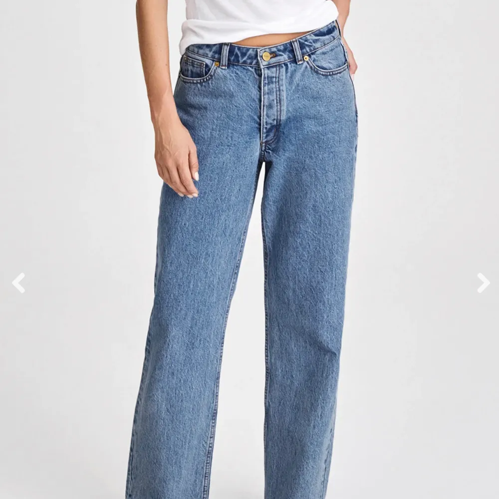Slutsålda Kim denim jeans i färgen steel blue ( vintage blue på bilden) Endast använda vid ett tillfälle pga fel storlek!  Storlek: 25/32  Så snygga!. Jeans & Byxor.