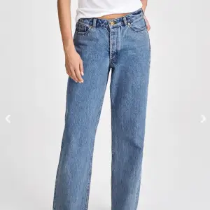 Slutsålda Kim denim jeans i färgen steel blue ( vintage blue på bilden) Endast använda vid ett tillfälle pga fel storlek!  Storlek: 25/32  Så snygga!