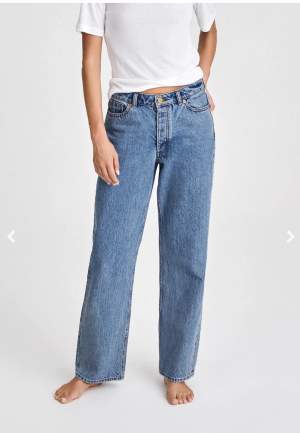 Slutsålda Kim denim jeans i färgen steel blue ( vintage blue på bilden) Endast använda vid ett tillfälle pga fel storlek!  Storlek: 26/32  Så snygga!