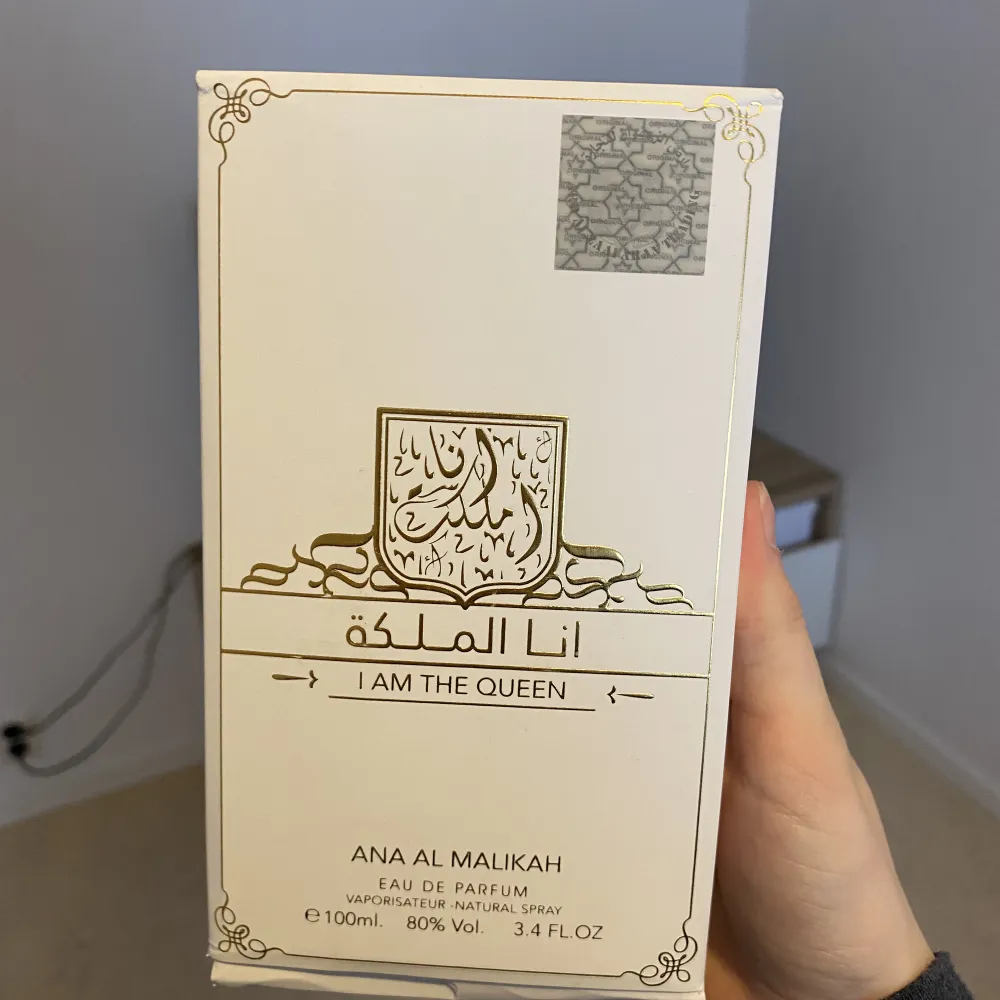 En parfym från Ard Al Zaafaran som jag har ingen användning av längre. Parfymen är i god skick förutom att kartongen för förpackningen är lite trasig där nere. För fler frågor skrivs privat❤️. Övrigt.