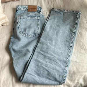 Weekday arrow low ljusblåa - Säljer mina weekday arrow low byxor då dem är för små för mig. Den är i bra skick. 🩵🩶🩷 