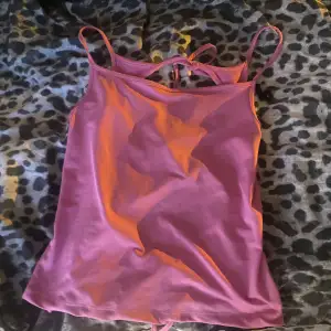 säjer det här ljusrosa linne med öppen rygg från weekeday💕, storlek xs, den sitter perfekt på mig som har storlek xs!!💕