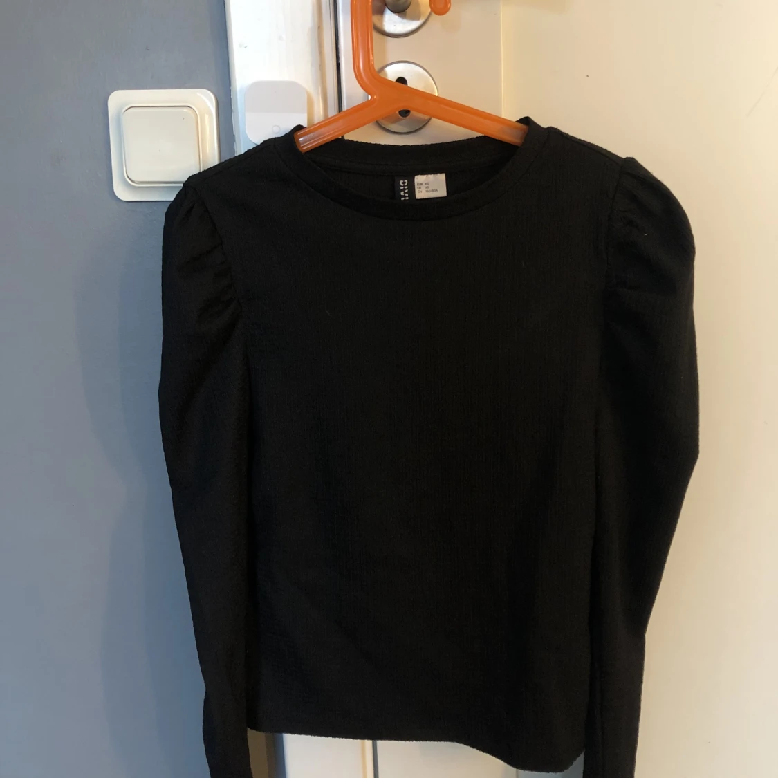 Tröja med puffaxlar - 90