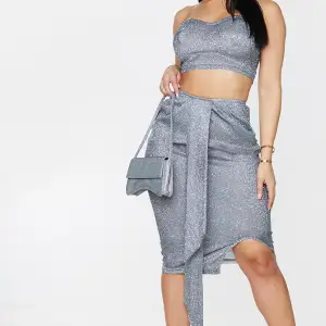 En glittrig kjol från Prettylittlething. Aldrig använd med prislappar på  