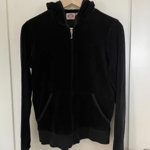 Juicy Couture - En svart Juicy Couture Zip Jacket. Använd men i mycket fint skick. Är i XL men är mer som en M.
