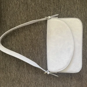 Ljuslila Väska Zara - En ljuslila axelbands väska från Zara! Mycket bra kvalite. 