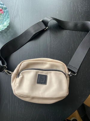 Carin Wester cross body väska - Säljer pga använder knappt