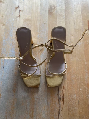 Klackskor  - Använda endast 1 gång. Guldiga klackskor från zara i storlek 38