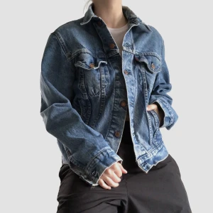 Levi’s jeansjacka  - Levi’s jeansjacka Strl: 40 (M-L) Skick: använd men utan defekter 