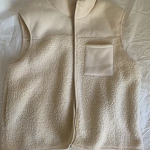 Teddy väst - Teddy väst från pieces i storlek L men är väldigt liten i storlek. Den sitter som S. Knappt använd och säljer för 100kr💗
