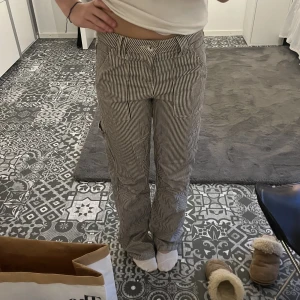 randiga byxor  - as coola randiga byxor!! använda endast 2 gånger. 🤝 kan tänka mig ändra priset vid snabb affär 💖