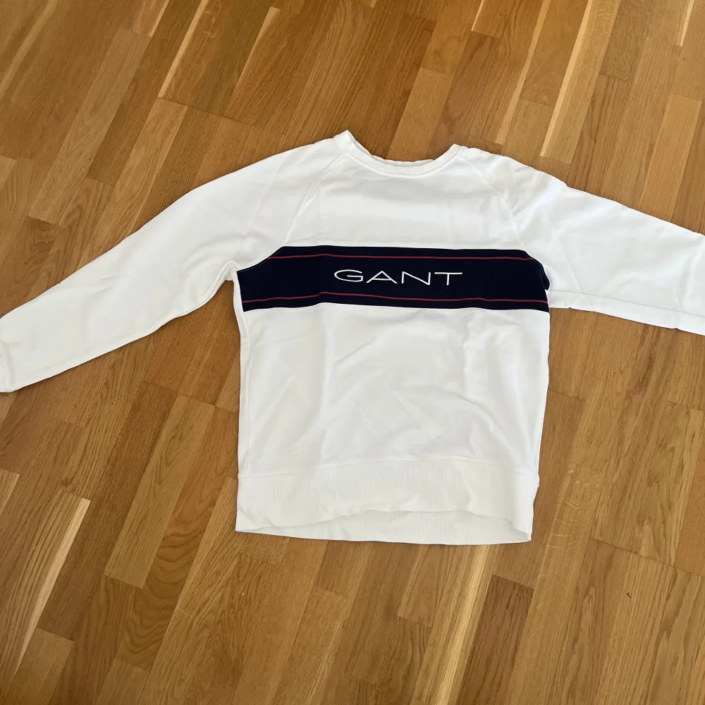 Sparsamt använd Gant sweatshirt tröja som jag växt ur.  Storlek L men passar även M Pris 199kr. Skriv för frågor :). Tröjor & Koftor.