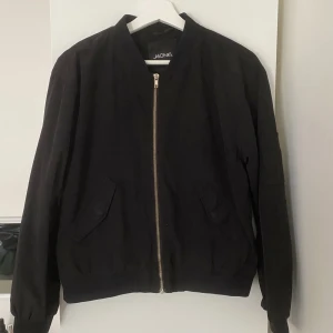 MONKI bomberjacka - Säljer denna bomberjacka i storlek S från Monki då den inte längre kommer till användning. Den har en innerficka och är i jättefint skick! 