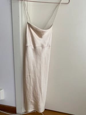 Klänning  - Satin klänning storlek S mkt bra skick 