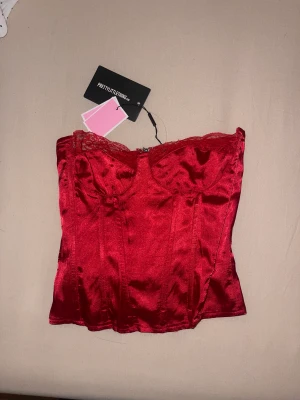 Röd oanvänd sitin korsett  - En helt oanvänd as snygg korsett i röd. Passar tyvärr inte mig. Fler bilder kan skickas privat❤️(köparen står för frakt) 