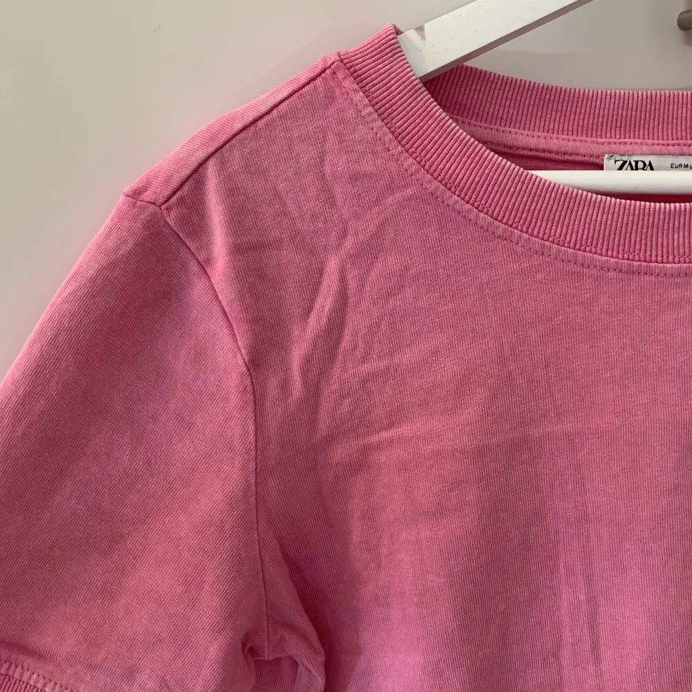 Fin rosa T-shirt. Använd endast 1 gång. Från zara. Storlek M, men passar bra på en small.. T-shirts.