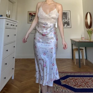 Massimo dutti satinklänning - Blommig satinklänning med söt spetsöverdel som ej är genomskinlig så man ej behöver BH. Storlek S/M. Inga defekter.