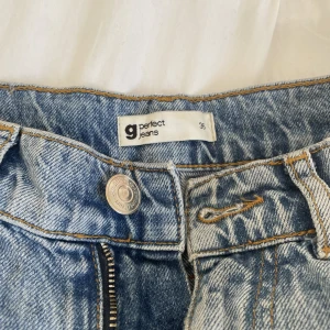 Jeans från Gina med slitningar  - Så fina högmidjade jeans med slitningar från Gina tricot. 
