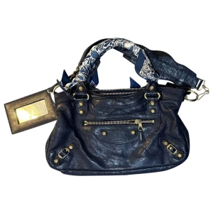 Balenciaga väska - Intressekoll på min mörkblåa balenciaga väska med guldiga detaljer😍😍