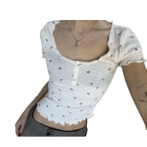 Somrig söt topp!  - Superfin blommig top från H&M divided o storlek S, helt oanvänd! 100kr + frakt🥰