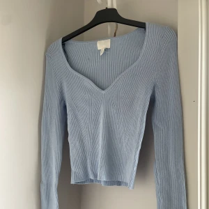 Topp - Säljer denna super fina toppen! Använd ett fåtal gånger! Kontakta för fler bilder (bilder på) köparen står för frakten!🧡