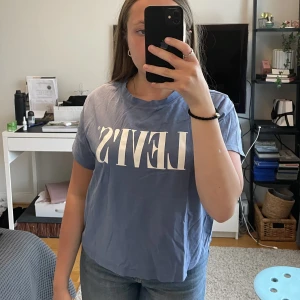 Blå Levi’s tröja  - Blå Levi’s tröja, inte använd så mycket. Bra skick. 