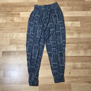 Mys byxor  - Ett 2 par med byxor, en av dom är lite ljusblå och den andra mörkblå, båda har olika mönster, båda har storlek XS