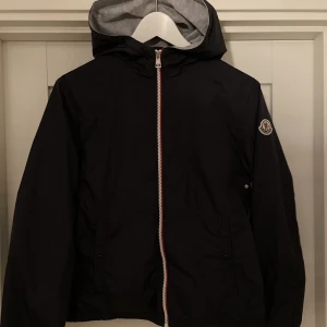 Moncler Jacka - En marinblå moncler jacka som är köpt på NK. Ny pris 2975 kr, säljer denna för 2499 kr. Den är i gott skick och är perfekt in för sommaren! Pris kan diskuteras! Vid funderingar är det bara att skriva! 🙌