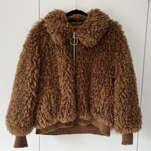 Skön vår/höstjacka  - Fake ull, verkligen fint skick som ny :) Fin dragkedja  Zara 