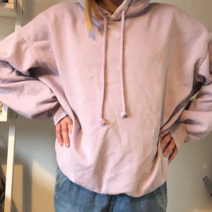 Ljuslila hoodie  - Säljer den här Oversised Hoodien för att den inte är min stil. Den är köpt på HM för ett och ett halvt år sedan men är i väldigt fint skick💜🩷