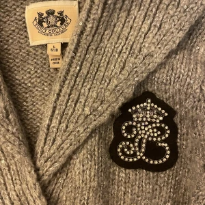 Y2k juicy couture kofta  - Jättefin juicy couture kofta med strass och tryck med ”diamanter”. I barnstorlek L så sitter som en ganska tajt kofta.  Passar mig som har S/M i toppar. Skriv privat för fler bilder!