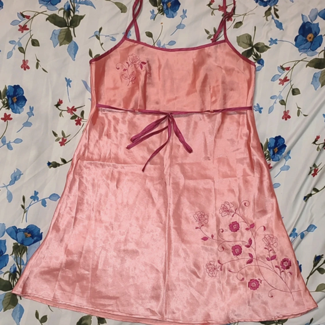 Satinlinne med knyten - 90