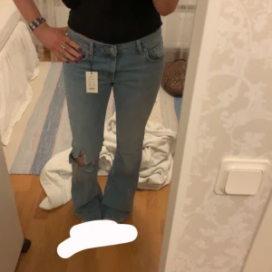 Bootcut jeans  - Sjukt snygga bootcut jeans med egen klippt hål! 🙏🙏