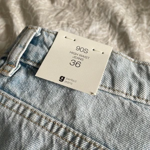 Oanvändba jeans - Från Gina, stl 36, prislappen kvat