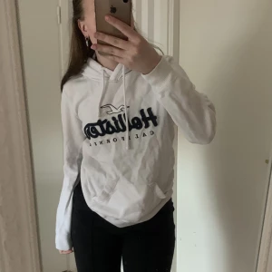 Hollister hoodie  - Hollister hoodie som jag köpt från en tjej här på plick men kommer inte till användning, tröjan har fläckar på vissa ställen därav priset 