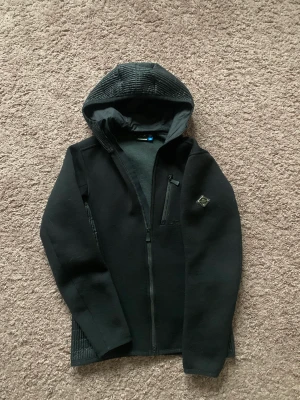 J.Lindberg jacka - Säljer min j.Lindberg jacka/cardigan storlek s knappt använd 