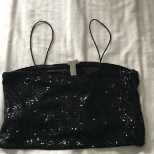 Glitter topp  - Hej, säljer min svarta glitter topp i nyskick då den aldrig använts utan prislapp enbart borttagen. Köpt för ca 6 mån sen men aldrig kommit till användning 