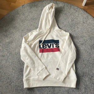 Hoodie från levi’s - Säljer en hoodie från Levi’S då den är för liten för mig. Aldrig använd eller tvättad. Köparen står för frakten☺️