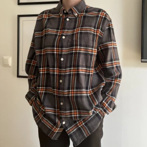 Skjortq - Rutig skjorta i mjukt material, som tunn flanell typ. Storlek Small i herrstorlek Jag är 160 cm lång 