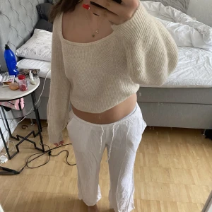 Linnebyxor  - Vita lågmidjade linnebyxor från hm slutsålda överallt. knappt använda. Säljer pågrund av att dom är för korta för mig som är 173💕