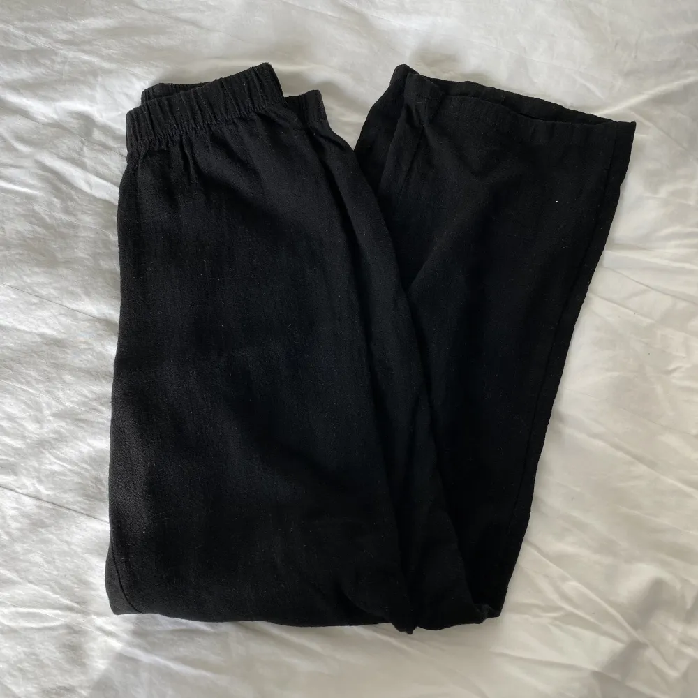 Säljer mina svarta linnebyxor då de krympte i tvätten, så nu passar de en xxs i storlek. Jag på bilden är 163 cm.. Jeans & Byxor.