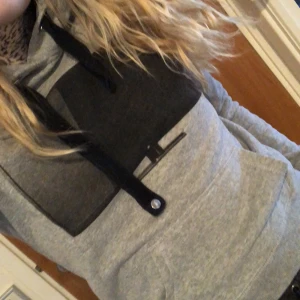 Hoodie från onepiece - Kul bild Tjockt tyg Använd i bra skick  