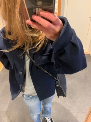 Marinblå kappa - Säljer nu min marinblå kappa från AboutYou. Fint skick. Inga defekter.