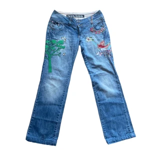 vintage broderi jeans  - sååå häftiga vintage straight leg jeans med broderi från bikbok. Skriv privat för flet bilder och mått. Köparen står för frakt. 🍓Använd gärna ”köp nu” <3