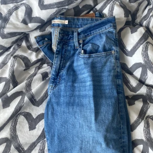 Levi’s jeans flare  - Säljer ett par 726 flare i storlek 30/34 (skulle säga om du har M/L i byxor o långa ben passar de dig) de är inte stretchiga så får inte på mig dem nu när jag gått upp i vikt, därför jag vill sälja dem. De är inte så breda där nere, typ som bootcut 
