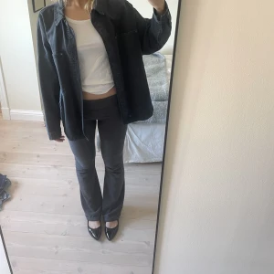 Zara jacka/skjorta - Helt oanvänd skjorta från Zara. Storlek XL och kan därav användas som jacka💙